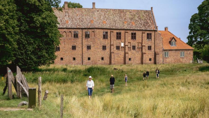 Esrum Kloster set ude fra 