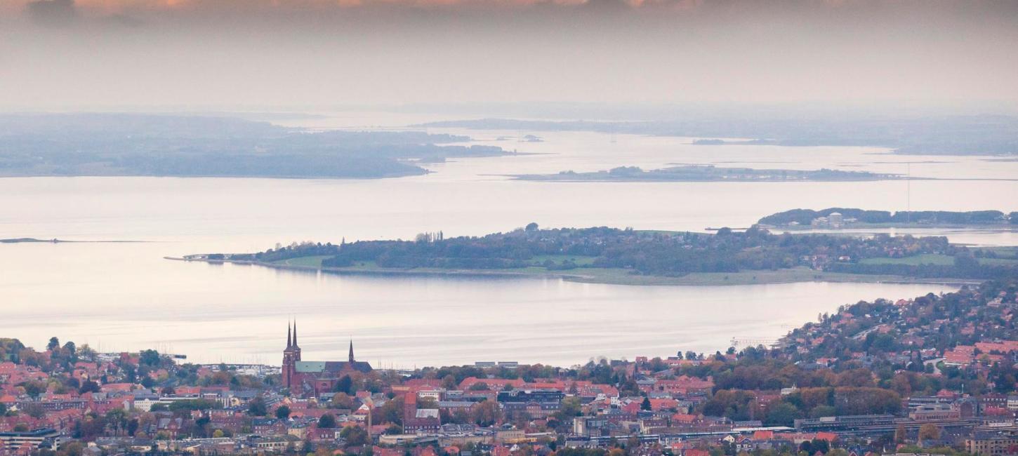 Udsigt over Roskilde Domkirke og Roskilde Fjord i aftensol