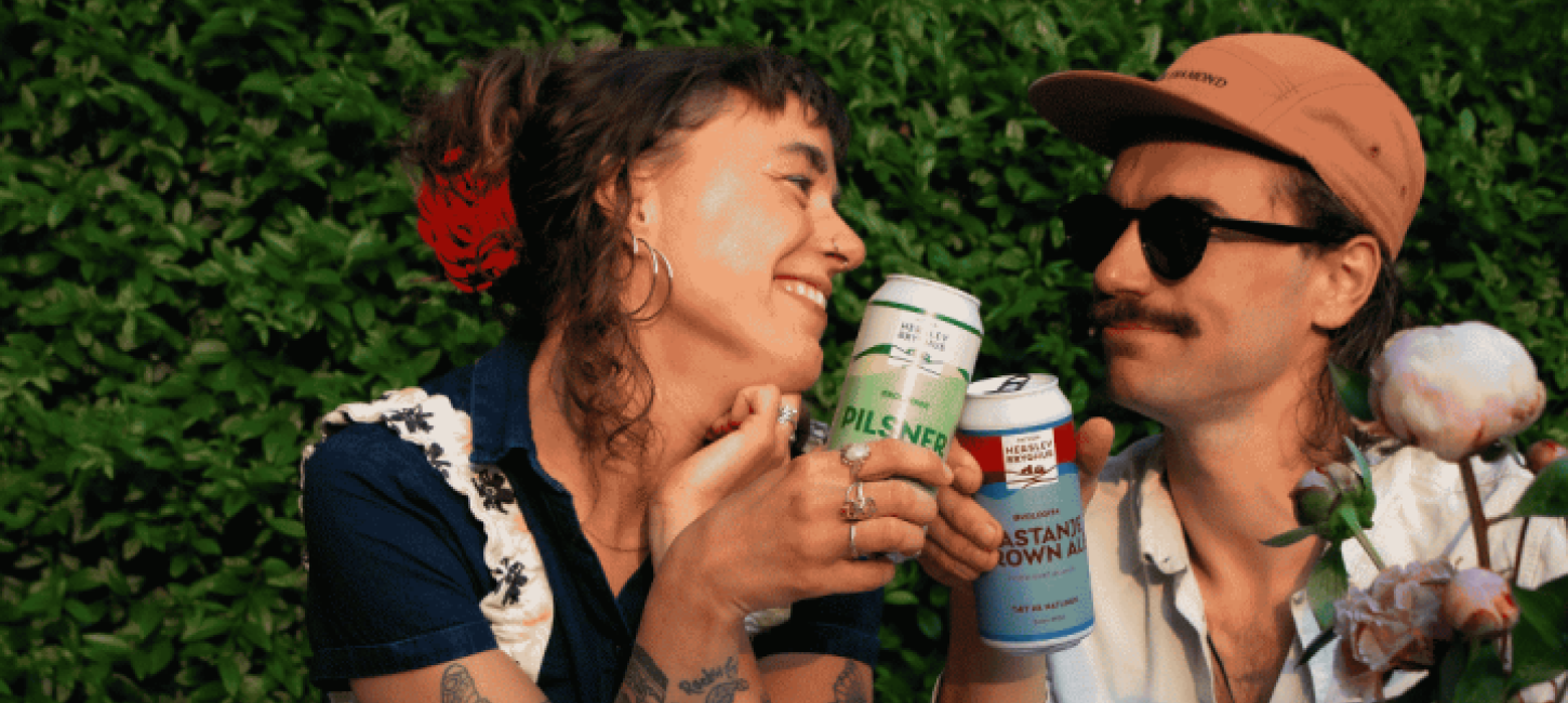 Par på Herslev Bryghus, hygger og skåler