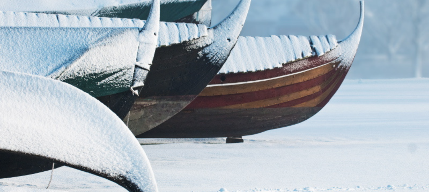 Havhingsten fra Glendalough stående på sne ved Vikingeskibsmuseet i Roskilde, et rekonstrueret vikingeskib inspireret af originale fund.