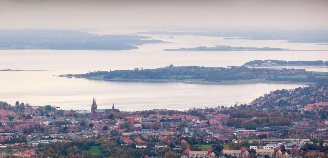 Udsigt over Roskilde Domkirke og Roskilde Fjord i aftensol
