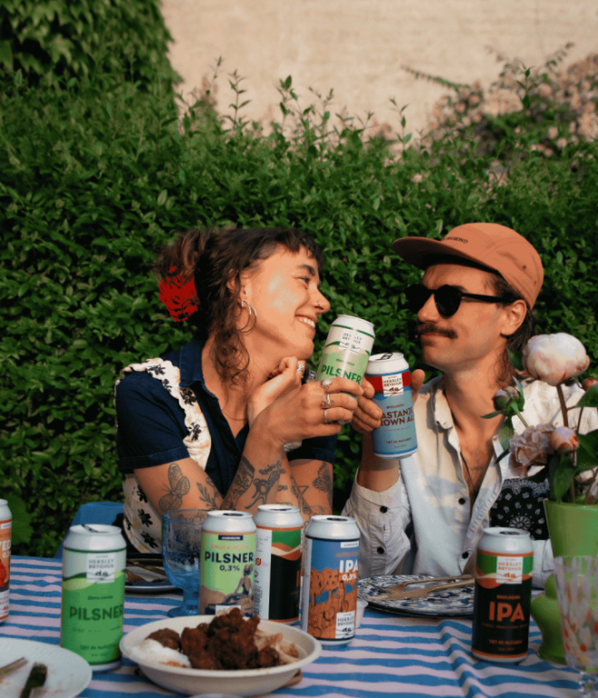 Par på Herslev Bryghus, hygger og skåler