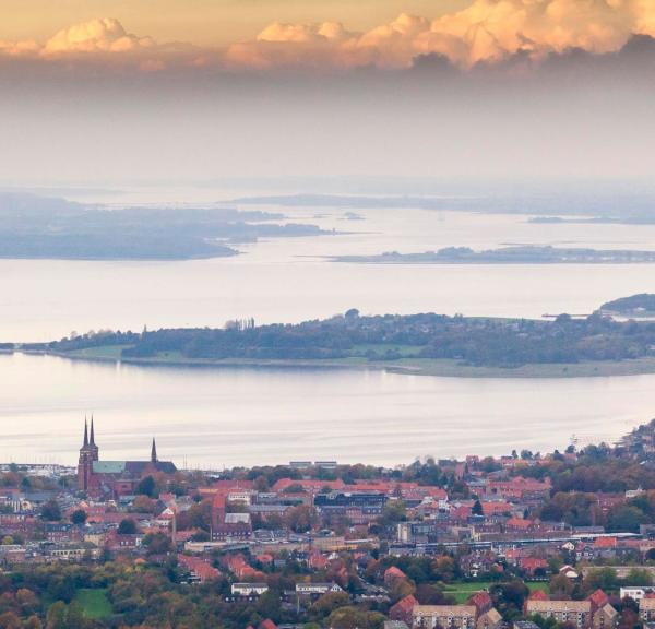 Udsigt over Roskilde Domkirke og Roskilde Fjord i aftensol