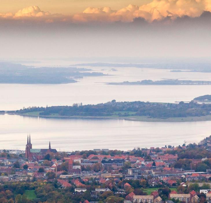 Udsigt over Roskilde Domkirke og Roskilde Fjord i aftensol
